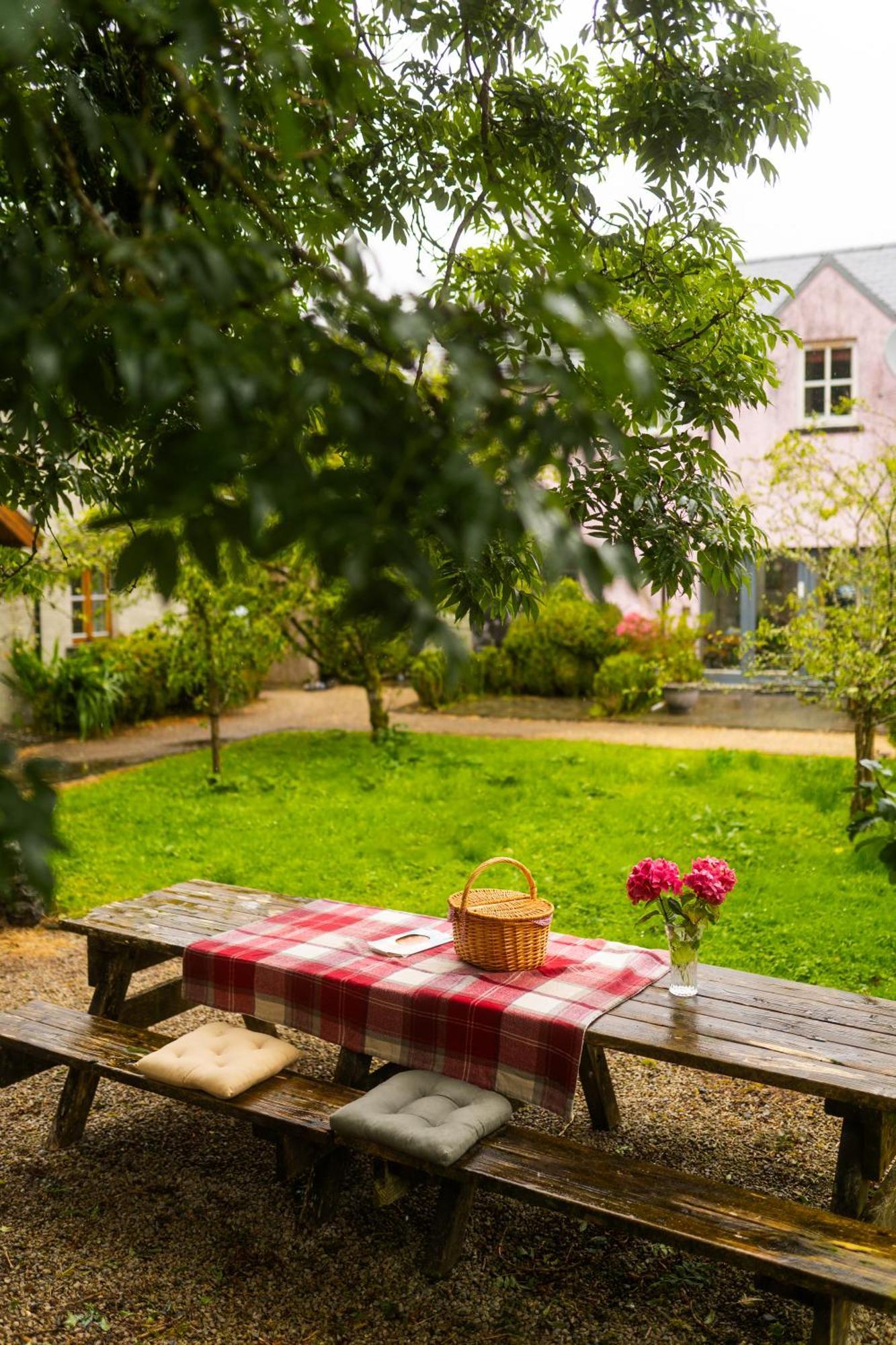 Burren Court Lodge バリーボーン エクステリア 写真