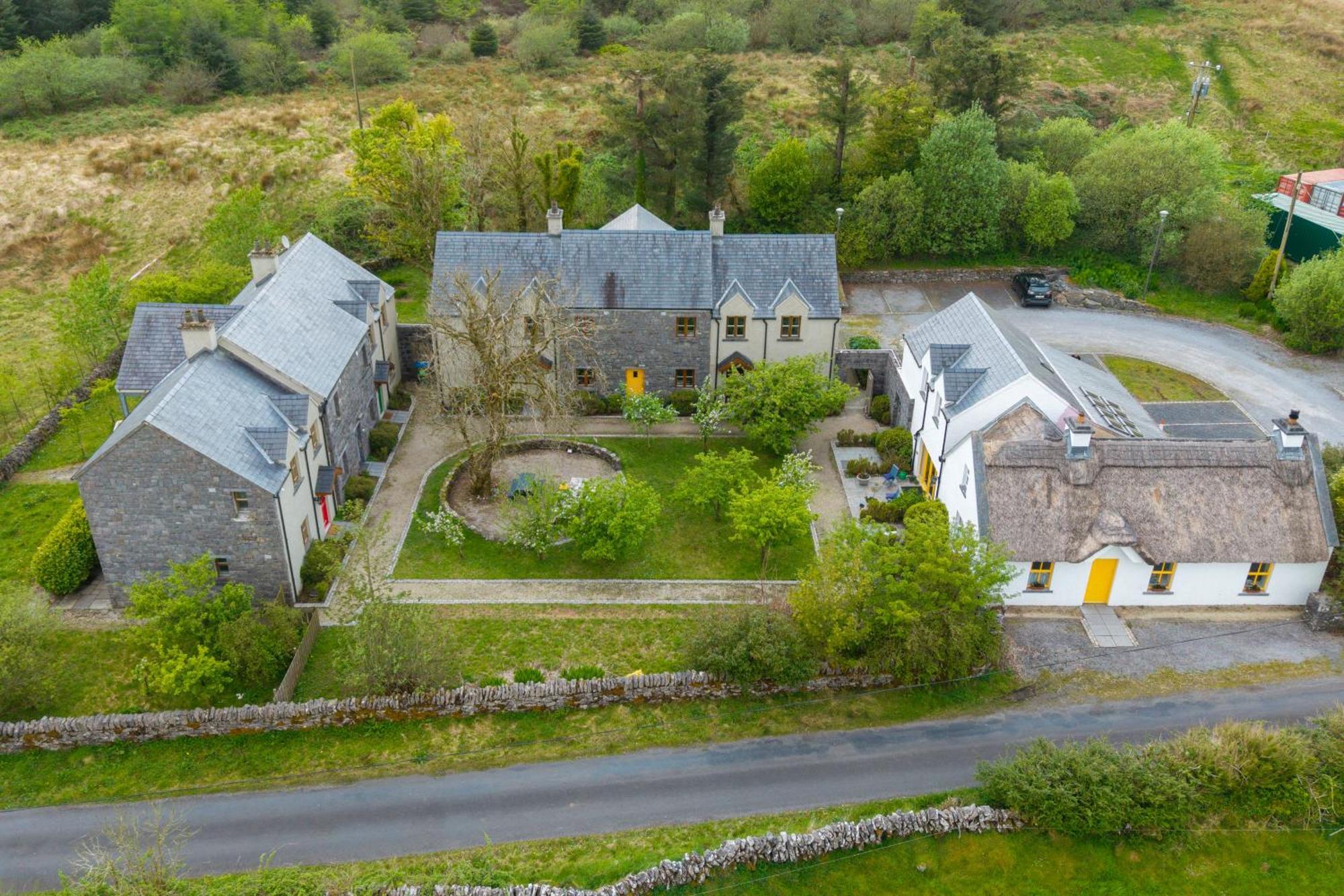 Burren Court Lodge バリーボーン エクステリア 写真