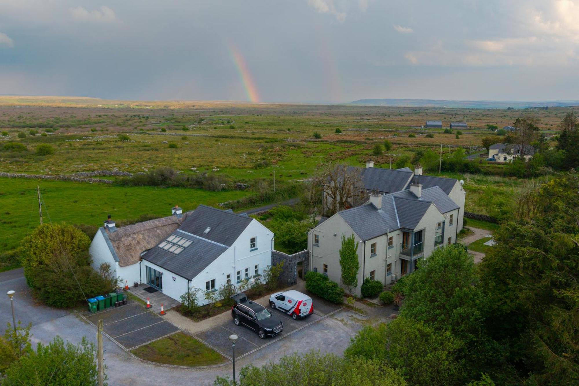 Burren Court Lodge バリーボーン エクステリア 写真